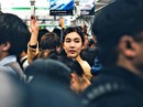 Đi bên em này lại liếc em kia… Đi bên em này lại liếc em kia…
