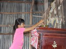 Nhói lòng bé gái rơi nước mắt khi được Báo Người Lao Động tặng nhà nhân ái Nhói lòng bé gái rơi nước mắt khi được Báo Người Lao Động tặng nhà nhân ái