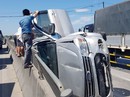 Lao vào dải phân cách, ôtô 7 chỗ dập nát, 3 người mắc kẹt Lao vào dải phân cách, ôtô 7 chỗ dập nát, 3 người mắc kẹt