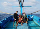 Một triệu lá cờ Tổ quốc cùng ngư dân bám biển: Tình người giữa trùng khơi Một triệu lá cờ Tổ quốc cùng ngư dân bám biển: Tình người giữa trùng khơi