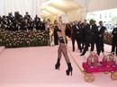 Lady Gaga khoe nội y, Katy Perry hóa đèn chùm Lady Gaga khoe nội y, Katy Perry hóa đèn chùm