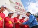 Ngư dân Cà Mau xúc động đón cờ Tổ quốc Ngư dân Cà Mau xúc động đón cờ Tổ quốc