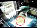 2 phụ nữ dùng mũ bảo hiểm che camera để tiểu bậy trong thang máy 2 phụ nữ dùng mũ bảo hiểm che camera để tiểu bậy trong thang máy
