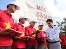 Một triệu lá cờ Tổ quốc cùng ngư dân bám biển: Một điểm rất riêng của Báo Người Lao Động Một triệu lá cờ Tổ quốc cùng ngư dân bám biển: Một điểm rất riêng của Báo Người Lao Động