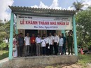 Bé gái và cha khóc nghẹn khi được trao nhà mới Bé gái và cha khóc nghẹn khi được trao nhà mới