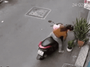 CLIP: Cô gái ngã sấp mặt vì trộm chậu cây ở quận Gò Vấp