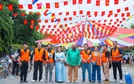 Nghệ sĩ Đức Xuân tặng xe đạp cho học sinh nghèo nhân dịp khai giảng