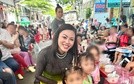 Hoa hậu Dạ Minh Châu gây xúc động khi diện áo dài hát phục vụ các bệnh nhi ung thư