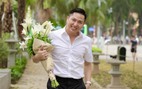 BTV Tuấn Duy thư sinh bên hoa loa kèn Hà Nội