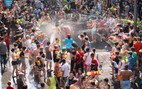 Tưng bừng lễ hội té nước Thái Lan, lễ hội tắm bùn Hàn Quốc