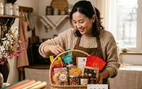 Nhiều người lựa chọn tự thiết kế giỏ quà Tết để tăng tính ý nghĩa dịp đầu năm