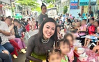 Hoa hậu Dạ Minh Châu gây xúc động khi diện áo dài hát phục vụ các bệnh nhi ung thư
