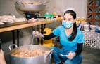 Hội Doanh nhân trẻ Việt Nam nấu hàng ngàn suất ăn cho tuyến đầu chống dịch và người nghèo