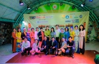 CEO Trần Thị Phấn trao quà trung thu cho Trung tâm Nhân đạo Quê Hương