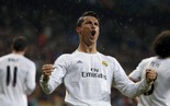 Ronaldo san bằng kỷ lục của Messi ở Champions League