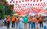 Nghệ sĩ Đức Xuân tặng xe đạp cho học sinh nghèo nhân dịp khai giảng