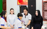 CEO, nghệ sĩ Kristine Thảo Lâm cùng các nghệ sĩ trao quà cho bà con nghèo Vĩnh Long
