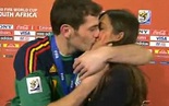Bồ Casillas bị hôn trộm khi đang tác nghiệp