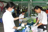 Cuối tuần, chen nhau sắm đồ ở chợ