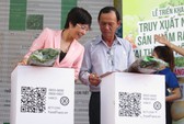 Nông dân miền Tây ngạc nhiên với thiết bị bay phun thuốc trừ sâu