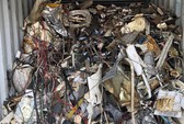 Phế liệu, rác thải công nghiệp ngụy trang trong 20 container máy móc