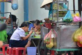 Một số người tiêu dùng có tiền nhưng vẫn thích hàng trôi nổi