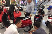 Chen nhau xem ôtô VinFast ra mắt tại TP HCM
