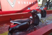 Nhiều người tò mò đến xem, đặt mua xe máy điện của Vinfast