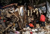 Thái Lan: Xe buýt 2 tầng tông xe tải, ít nhất 18 người chết