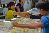Giá vàng đứng yên, USD ngân hàng tăng sau khi Mỹ nâng lãi suất