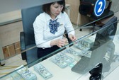 Giá USD tự do vọt lên 23.560 đồng/USD