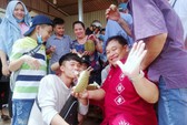 Xếp hàng chờ tới lượt mua sầu riêng ăn trả hạt ở TP HCM