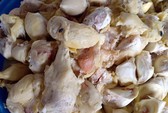 Xếp hàng chờ tới lượt mua sầu riêng ăn trả hạt ở TP HCM