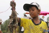 Khai thác nguồn lợi thủy sản mùa nước nổi mang tính tận diệt