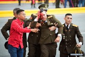 Cận cảnh vệ sĩ bung tấm chống đạn cứu Tổng thống Maduro thoát ám sát