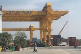 Ông Đinh Ngọc Thắng ngồi