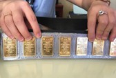 Giá vàng, USD cùng giảm mạnh