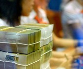 Tiền đổ xô vào “vịnh tránh bão”