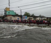 Vớt được xe máy của thanh niên đang chạy xe thì bị nước cuốn trôi ở TP HCM