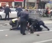 Trung Quốc: Cướp xe buýt tông người đi đường, 26 người thương vong