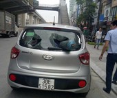 Bình ô xy dài 1 m xuyên thủng Grabcar khi chạy dưới đường sắt Cát Linh-Hà Đông