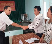 Bảo vệ cha, con mang án oan