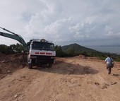 Lấp biển làm thủy cung, đào núi dựng biệt thự