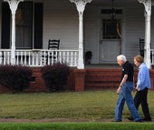 Kết hôn 73 năm, cựu Tổng thống Mỹ Carter vẫn nắm tay vợ xuống phố