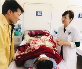 Nam thanh niên mù một mắt khi đốt vàng mã, hoá đồ cho bà ngoại vừa qua đời