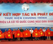 Ngư dân Tiền Giang hân hoan đón cờ Tổ quốc