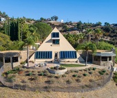 Bên trong "kim tự tháp" 3 phòng ngủ trên đỉnh núi giá 2 triệu USD