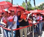 Hàng ngàn người xếp hàng chào đón thương hiệu thời trang của tỉ phú Nhật