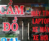 Nhân viên nhà băng túc trực trước hàng cầm đồ