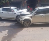 Nghi vợ cặp bồ, tông thẳng xe ôtô vào xe “tình địch”